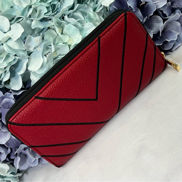 DC Comics Wonder Woman Clutch Wallet - Picture 11 of 15